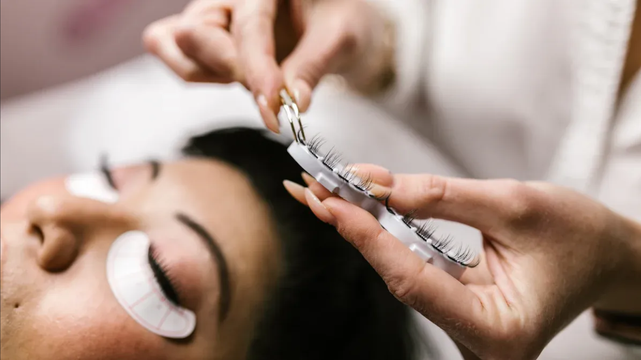 What Is Lash Glue and Why Does It Matter for Your Lashes - MiracleMe False Eyelashes