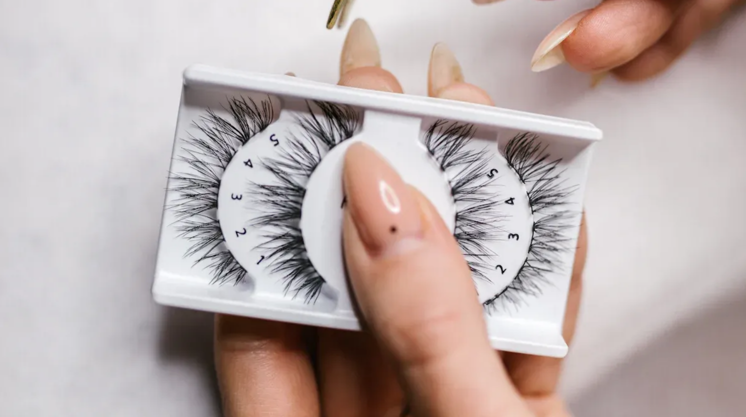 Self-Adhesive Lashes vs Cluster Lashes What’s the Real Difference - MiracleMe False Eyelashes