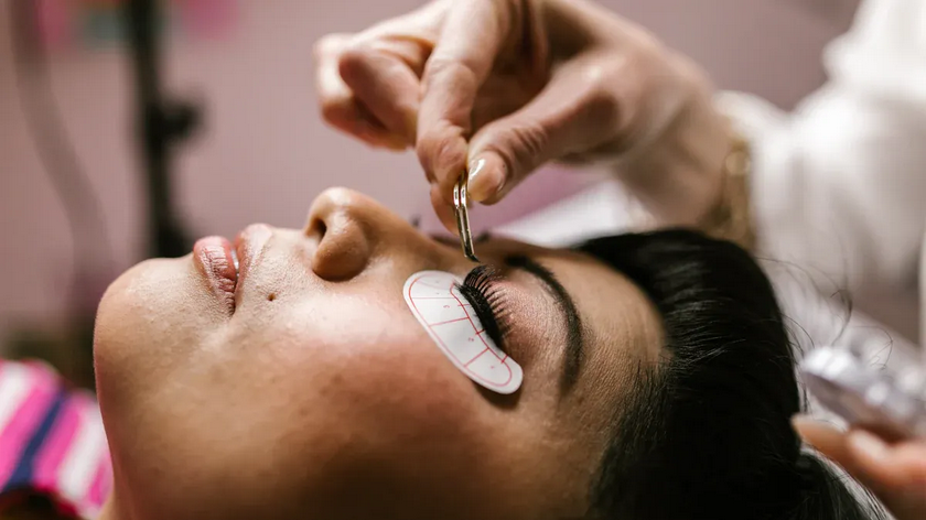 guide of caring for your false eyelashes by the Miracle Blog